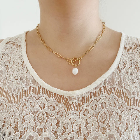 Saára Pearl Toggle Necklace